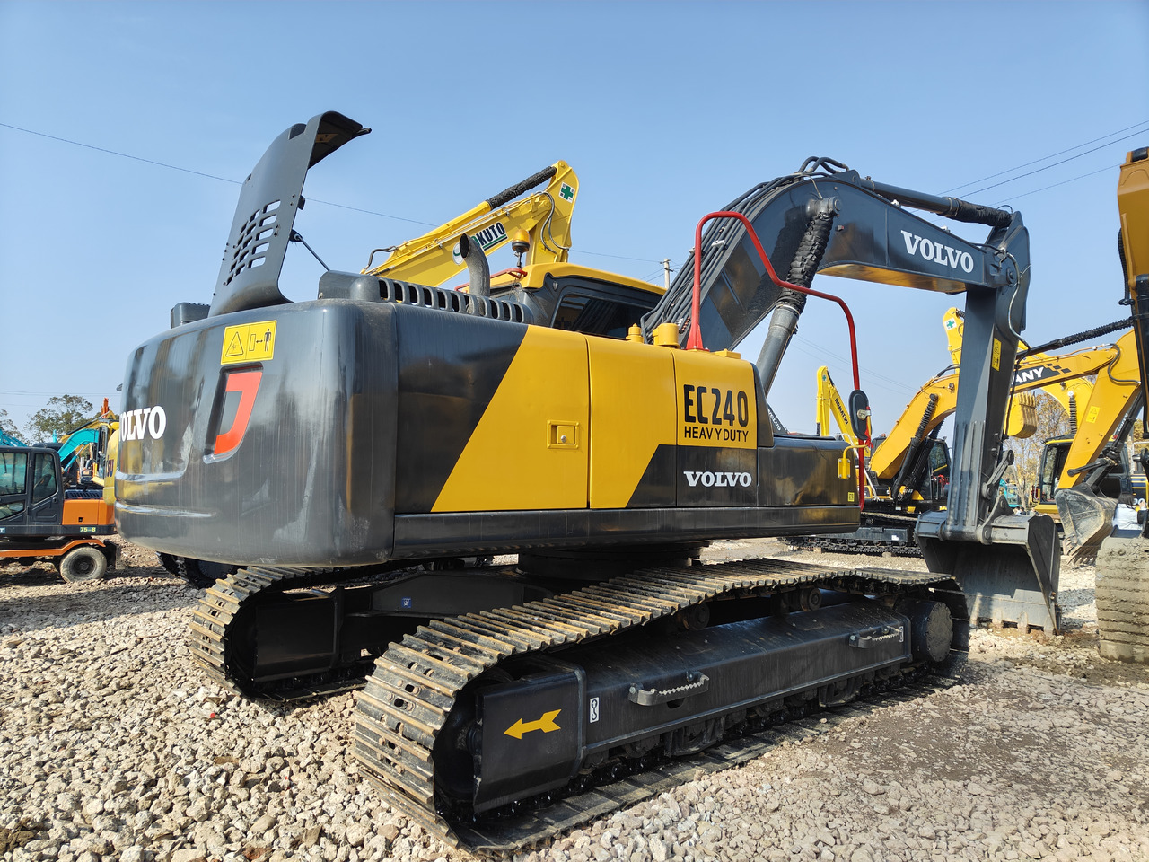 VOLVO EC240 - Lánctalpas kotró: 2 kép. VOLVO EC240 - Lánctalpas kotró: 2 kép.