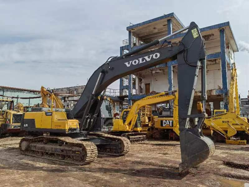 VOLVO EC290 - Lánctalpas kotró: 1 kép. VOLVO EC290 - Lánctalpas kotró: 1 kép.
