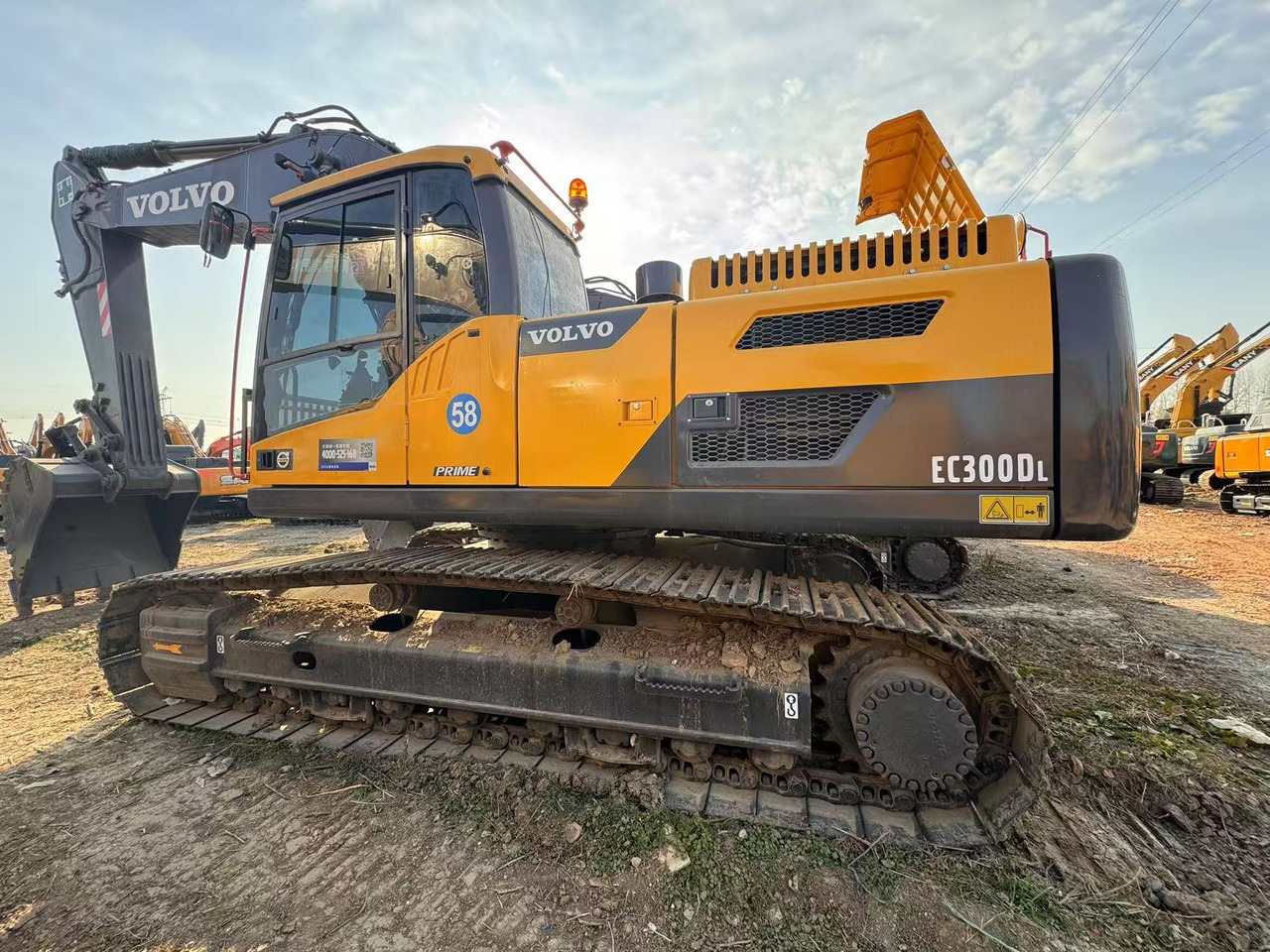 VOLVO EC300 - Lánctalpas kotró: 1 kép. VOLVO EC300 - Lánctalpas kotró: 1 kép.