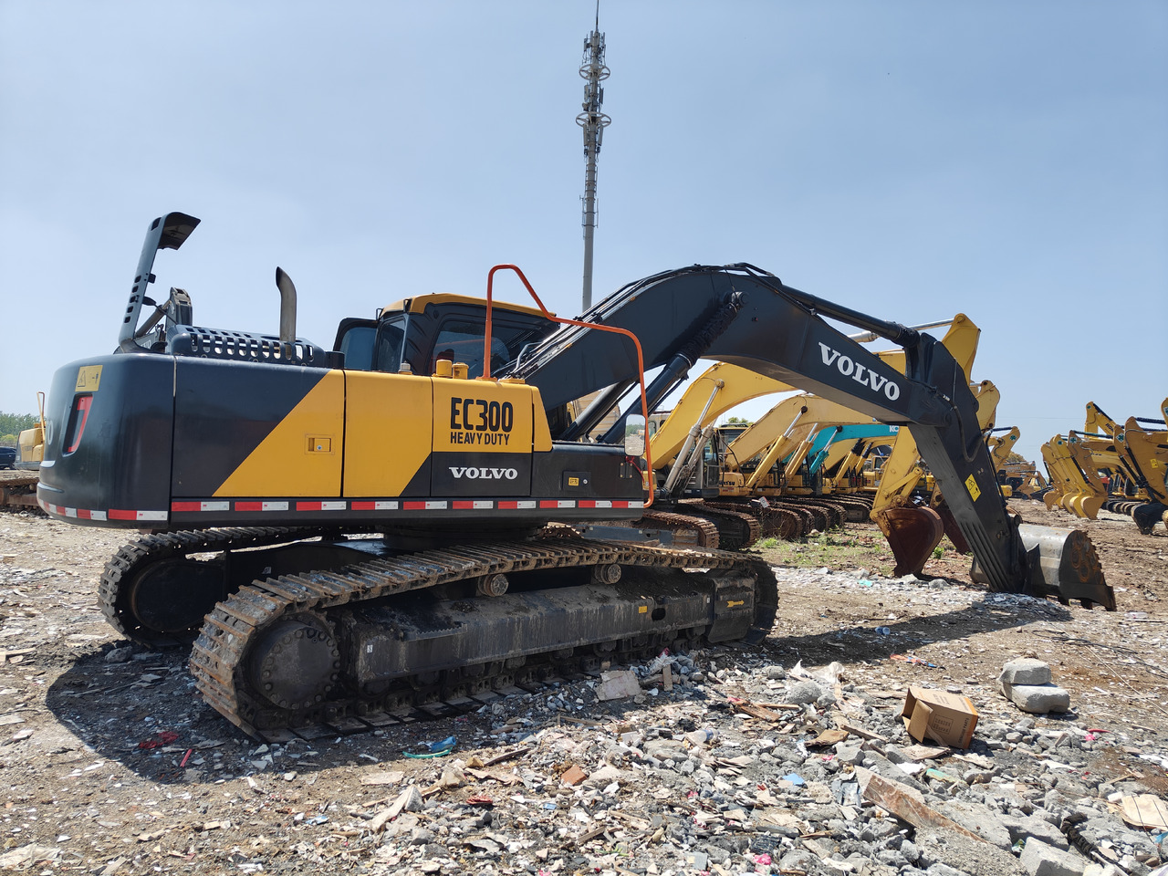 VOLVO EC300 - Lánctalpas kotró: 3 kép. VOLVO EC300 - Lánctalpas kotró: 3 kép.