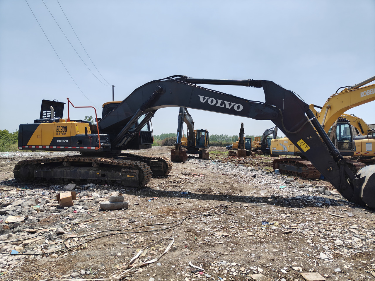 VOLVO EC300 - Lánctalpas kotró: 4 kép. VOLVO EC300 - Lánctalpas kotró: 4 kép.