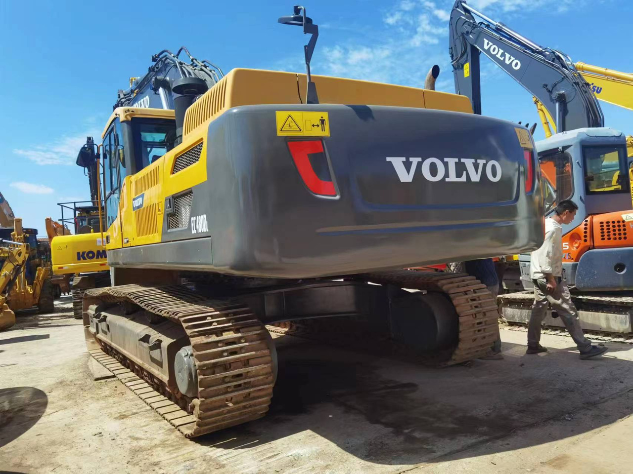 VOLVO EC480 - Lánctalpas kotró: 4 kép. VOLVO EC480 - Lánctalpas kotró: 4 kép.