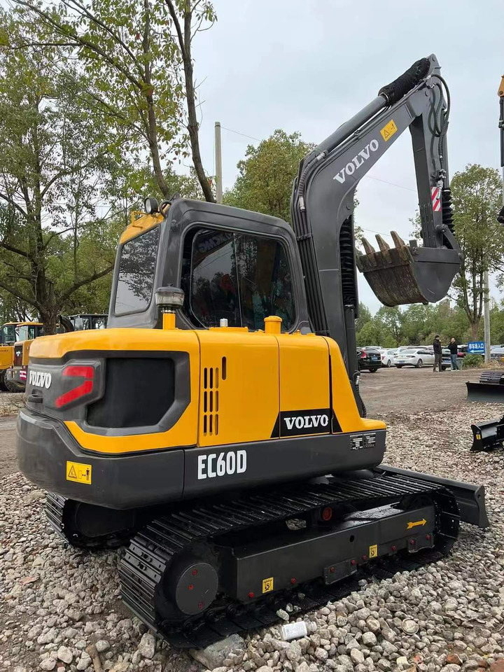 VOLVO EC60D - Lánctalpas kotró: 2 kép. VOLVO EC60D - Lánctalpas kotró: 2 kép.