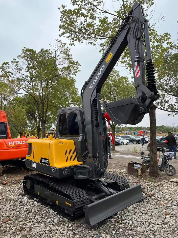 VOLVO EC60D - Lánctalpas kotró: 3 kép. VOLVO EC60D - Lánctalpas kotró: 3 kép.