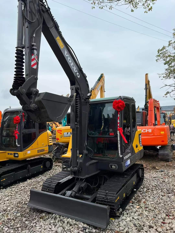 VOLVO EC60D - Lánctalpas kotró: 4 kép. VOLVO EC60D - Lánctalpas kotró: 4 kép.