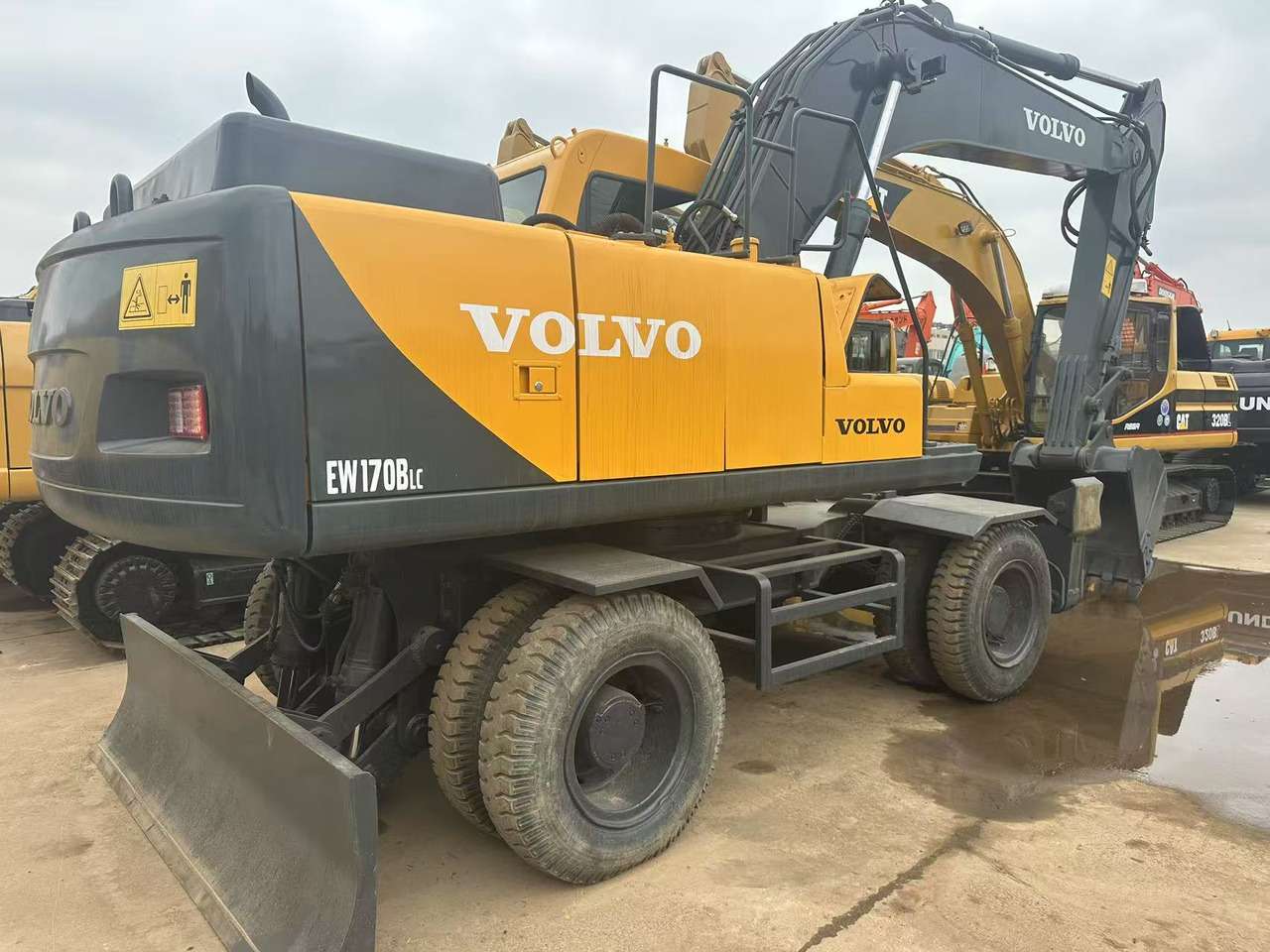 VOLVO EW170BLC - Gumikerekes kotró: 3 kép. VOLVO EW170BLC - Gumikerekes kotró: 3 kép.