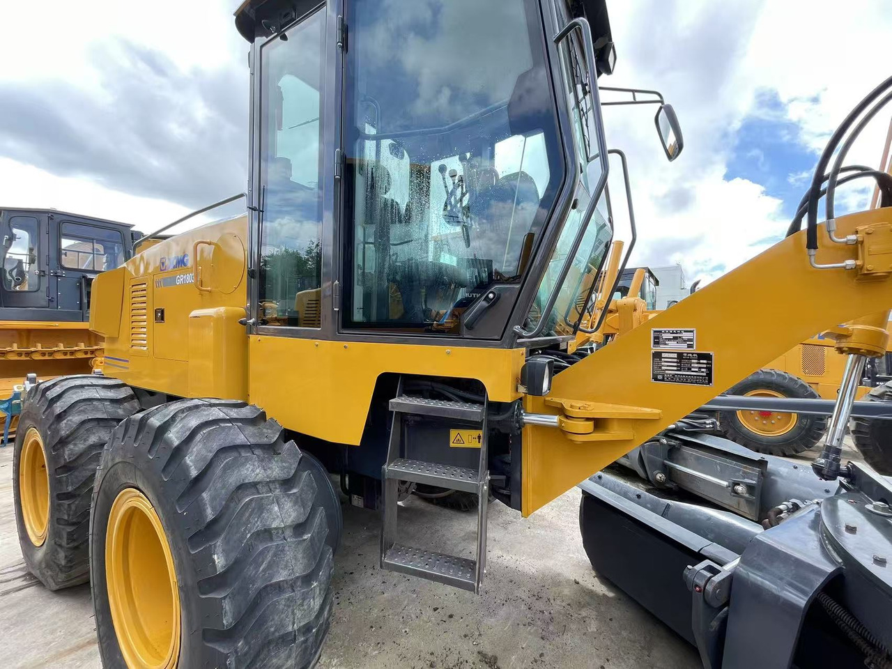 XCMG GR1803 - Gréder: 5 kép. XCMG GR1803 - Gréder: 5 kép.