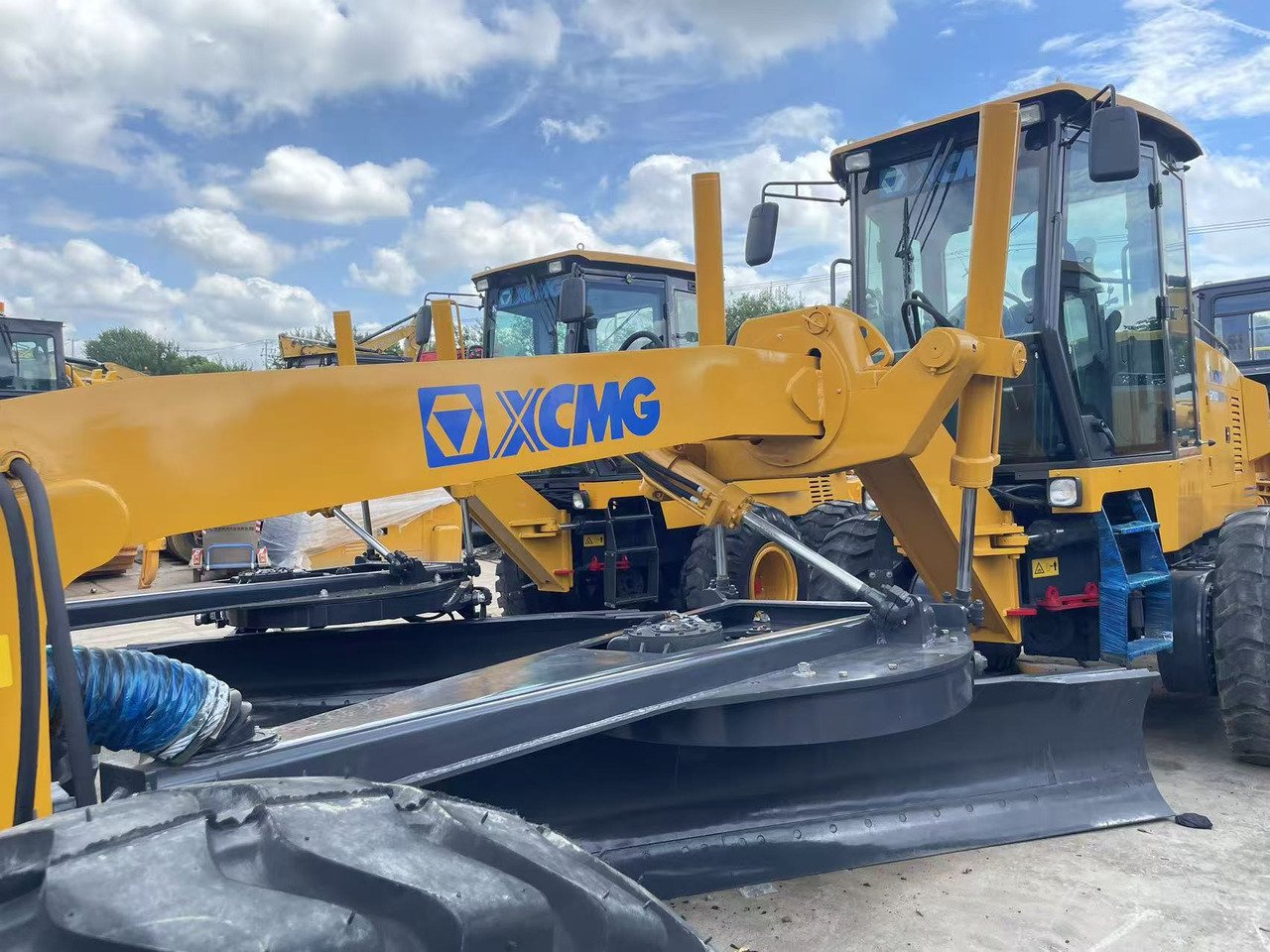XCMG GR1803 - Gréder: 3 kép. XCMG GR1803 - Gréder: 3 kép.