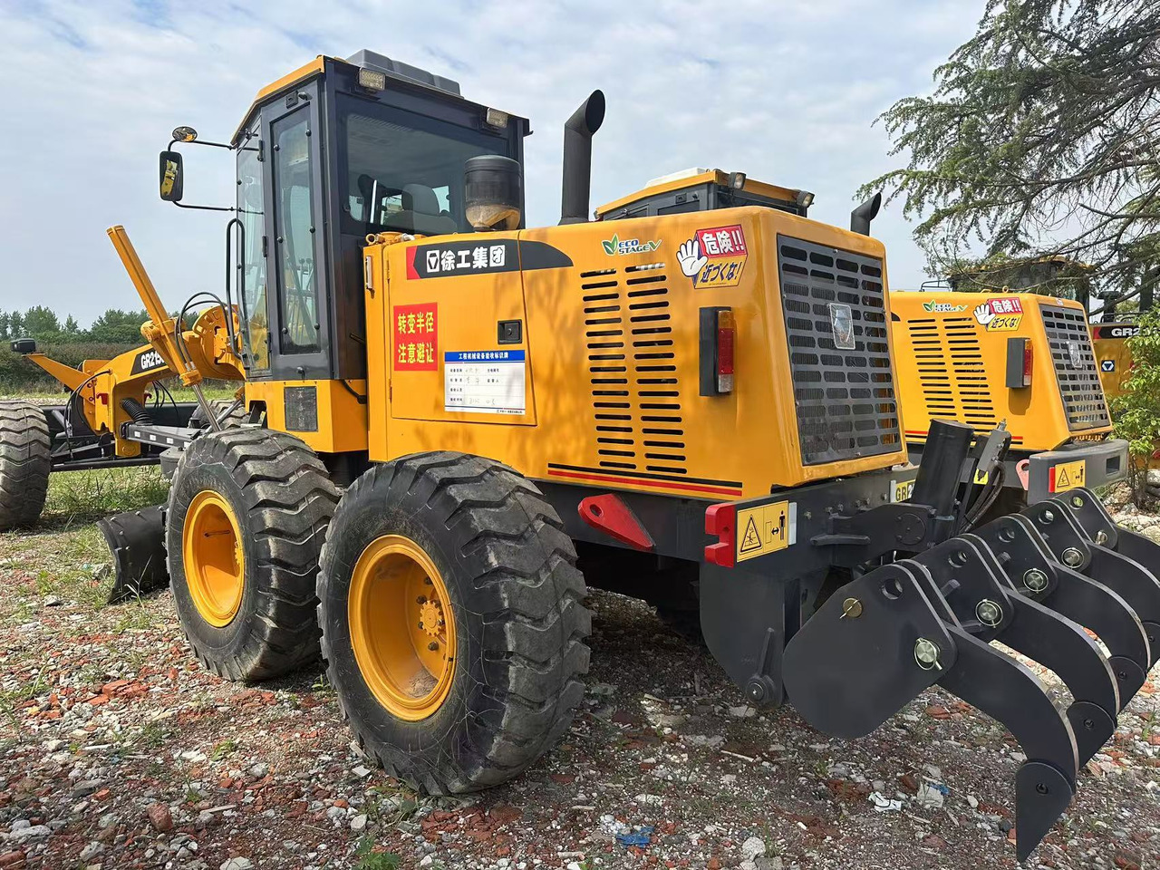 XCMG GR2153 - Gréder: 3 kép. XCMG GR2153 - Gréder: 3 kép.