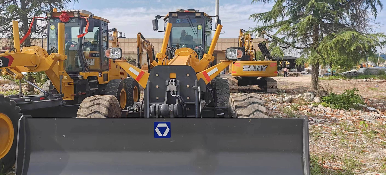 XCMG GR2153 - Gréder: 4 kép. XCMG GR2153 - Gréder: 4 kép.