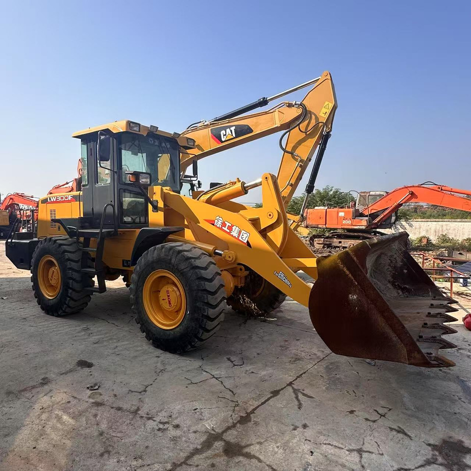 XCMG LW300F - Gumikerekes homlokrakodó: 2 kép. XCMG LW300F - Gumikerekes homlokrakodó: 2 kép.