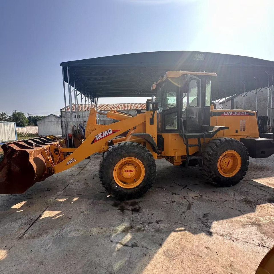 XCMG LW300F - Gumikerekes homlokrakodó: 3 kép. XCMG LW300F - Gumikerekes homlokrakodó: 3 kép.
