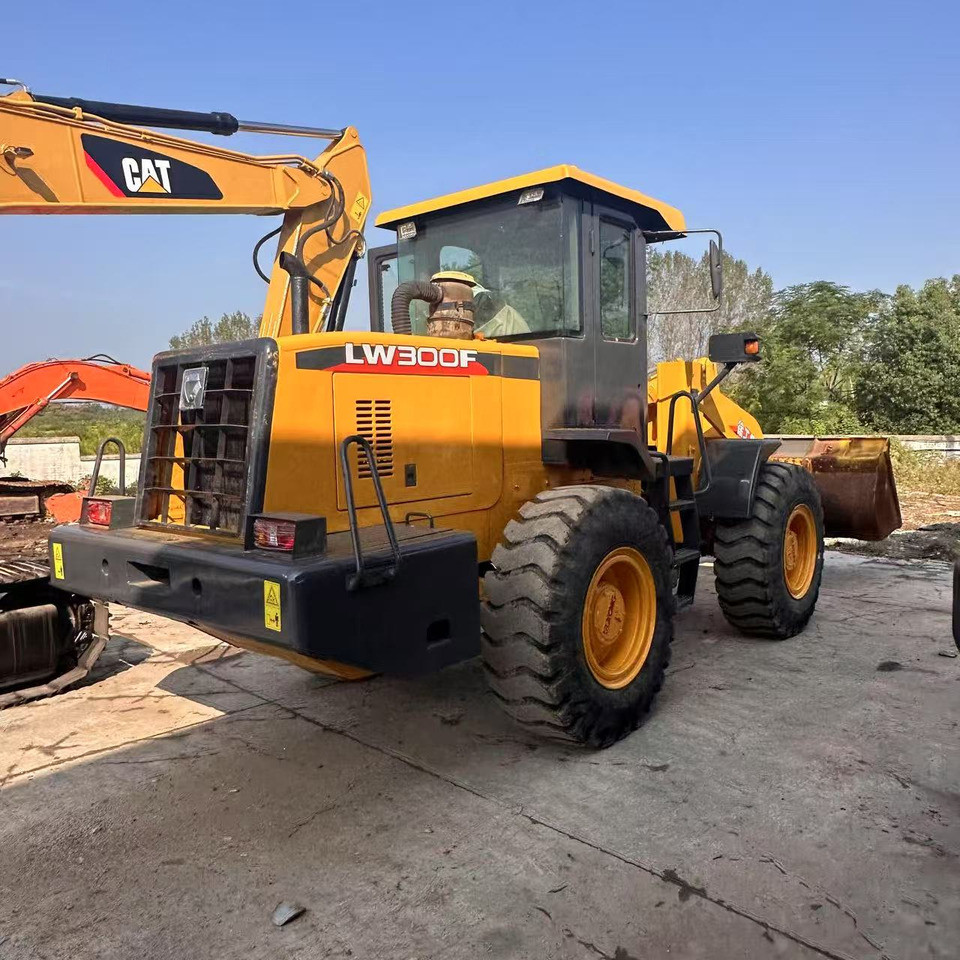 XCMG LW300F - Gumikerekes homlokrakodó: 4 kép. XCMG LW300F - Gumikerekes homlokrakodó: 4 kép.