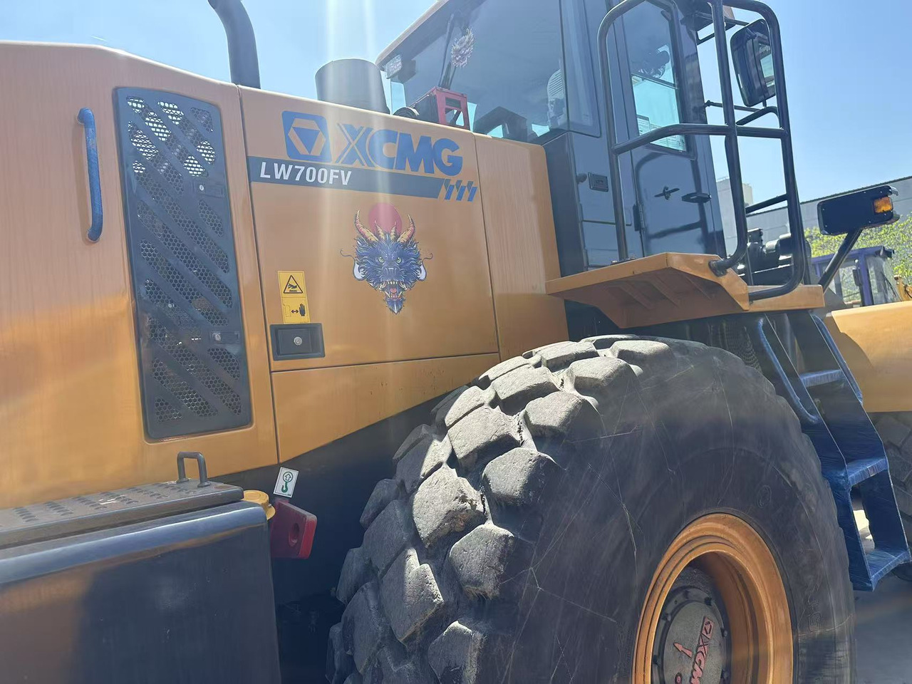 XCMG LW700KV - Gumikerekes homlokrakodó: 3 kép. XCMG LW700KV - Gumikerekes homlokrakodó: 3 kép.