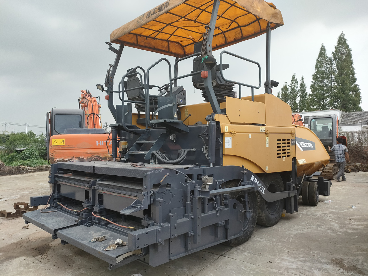 XCMG RP602L - Útburkológép: 4 kép. XCMG RP602L - Útburkológép: 4 kép.