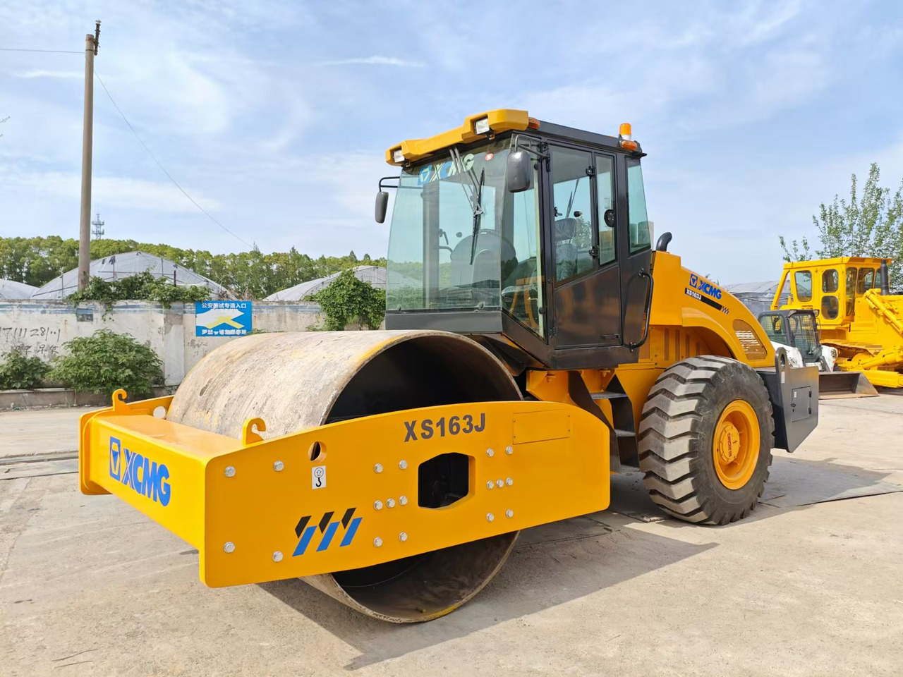 XCMG XS163J - Úthenger: 3 kép. XCMG XS163J - Úthenger: 3 kép.