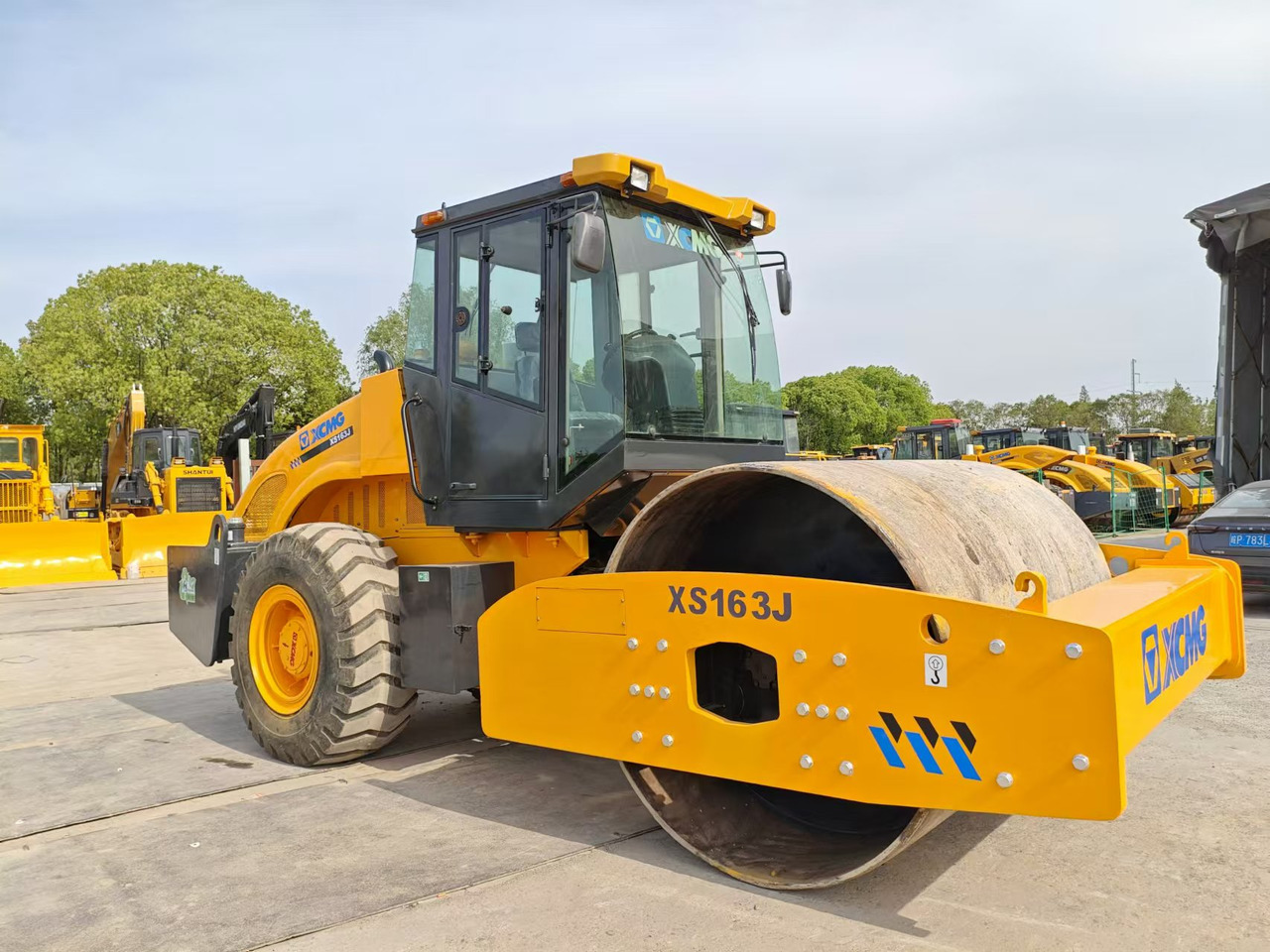 XCMG XS163J - Úthenger: 2 kép. XCMG XS163J - Úthenger: 2 kép.