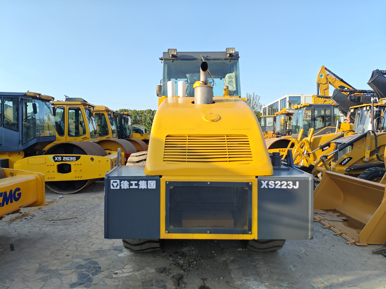 XCMG XS223J - Úthenger: 4 kép. XCMG XS223J - Úthenger: 4 kép.