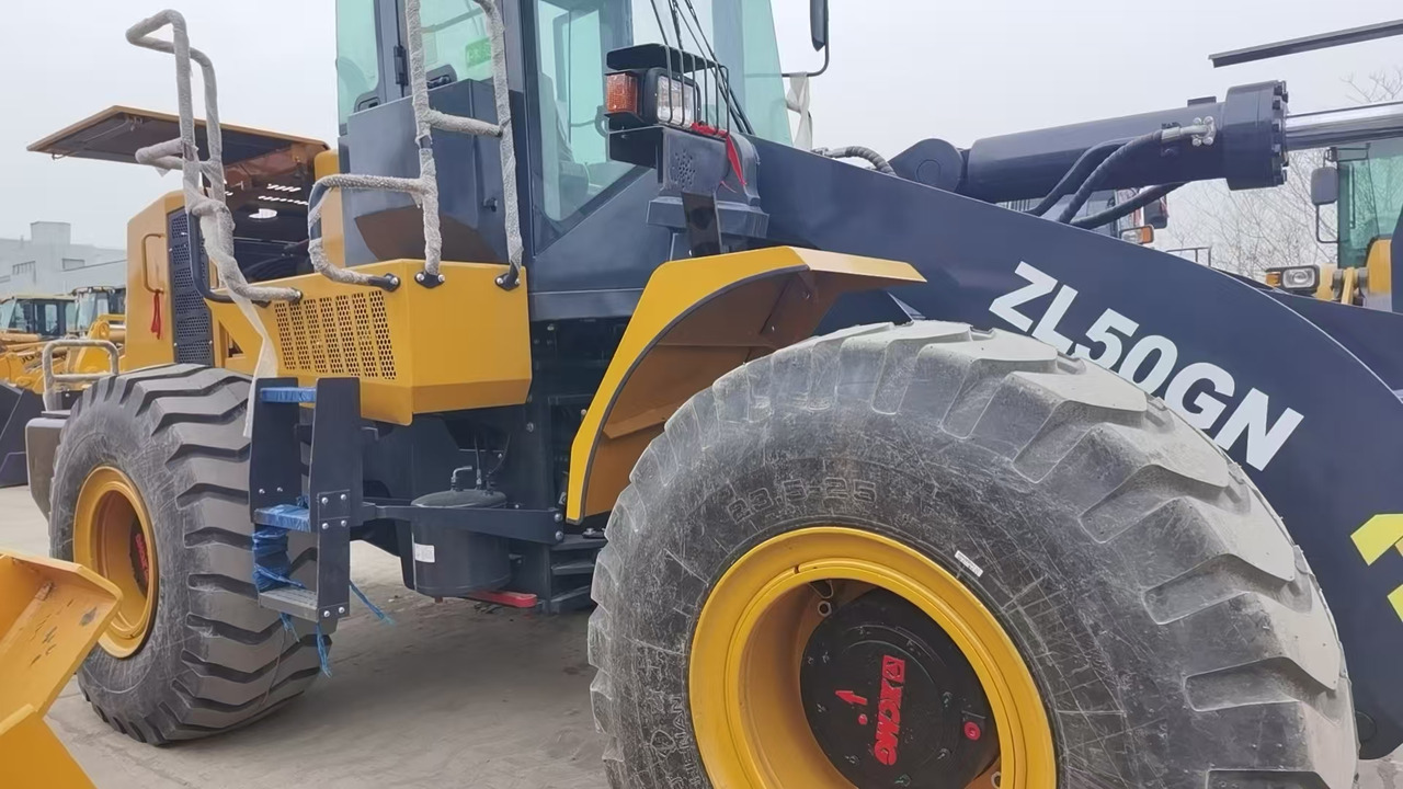 XCMG ZL50GN - Gumikerekes homlokrakodó: 2 kép. XCMG ZL50GN - Gumikerekes homlokrakodó: 2 kép.