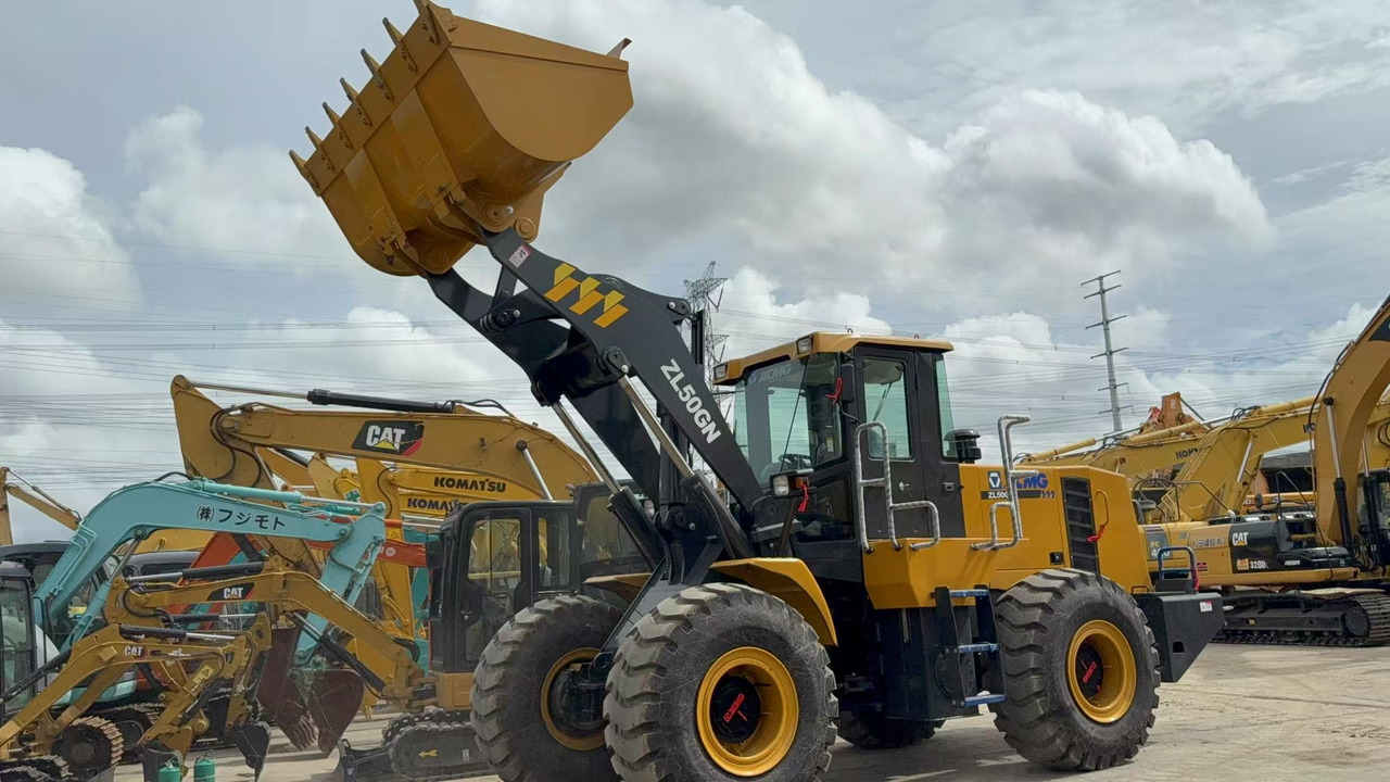 XCMG ZL50GN - Gumikerekes homlokrakodó: 2 kép. XCMG ZL50GN - Gumikerekes homlokrakodó: 2 kép.