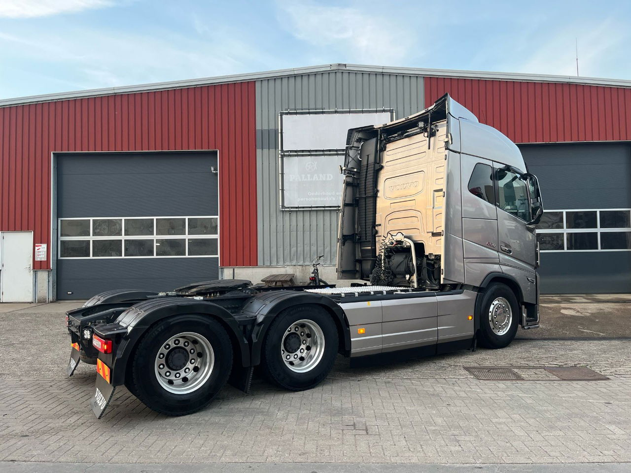 Volvo FH 16.650 FH16 6x4 - Nyergesvontató: 4 kép. Volvo FH 16.650 FH16 6x4 - Nyergesvontató: 4 kép.