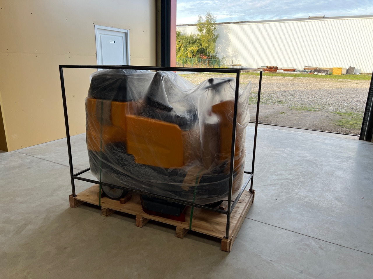 HIPPO AR-X9 - Utcaseprő gép: 4 kép. HIPPO AR-X9 - Utcaseprő gép: 4 kép.