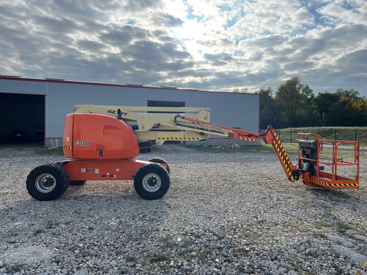 JLG 510 AJ - Személyemelő: 2 kép. JLG 510 AJ - Személyemelő: 2 kép.