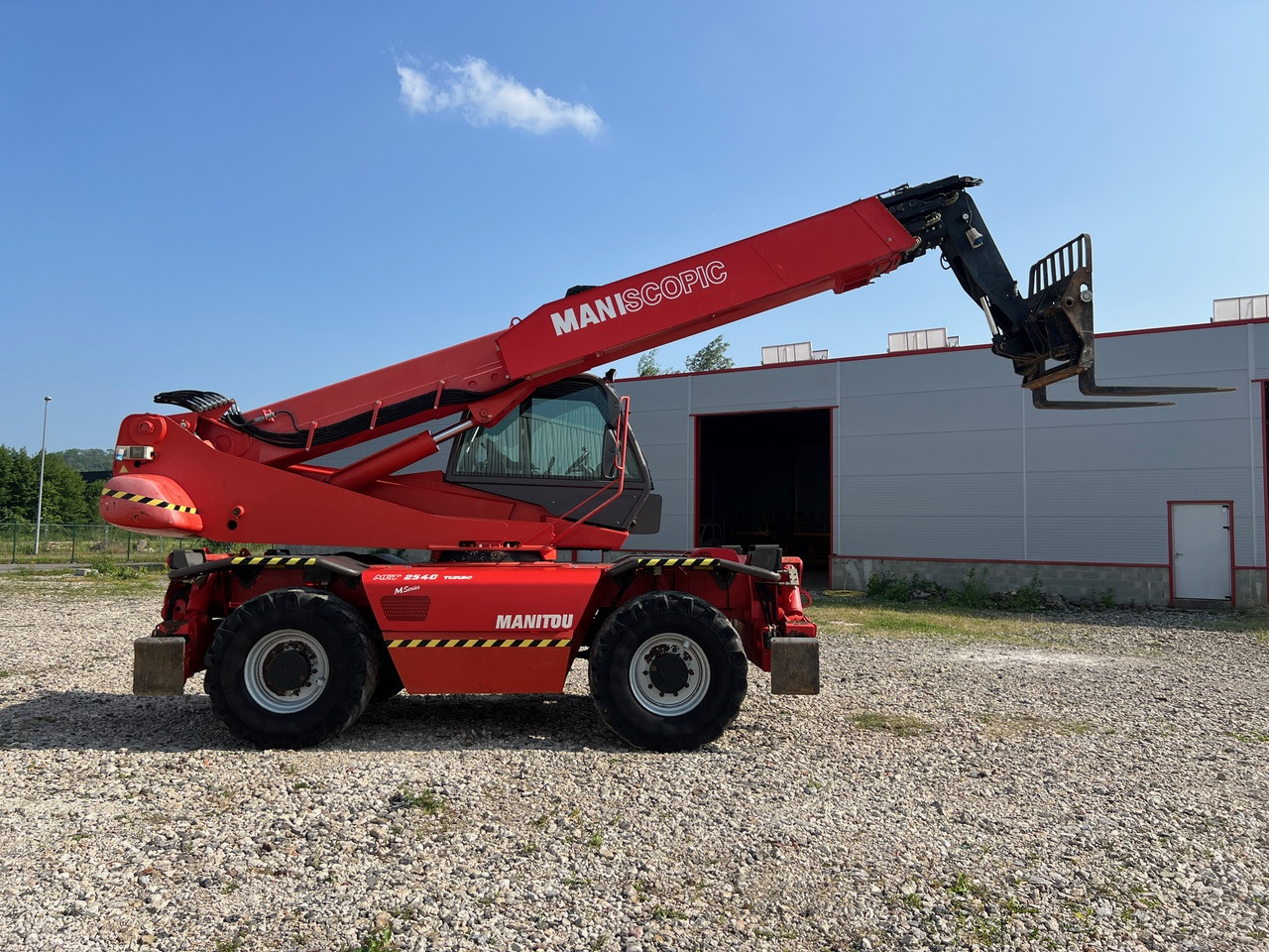 MANITOU MRT 2540 - Teleszkópos rakodó: 2 kép. MANITOU MRT 2540 - Teleszkópos rakodó: 2 kép.