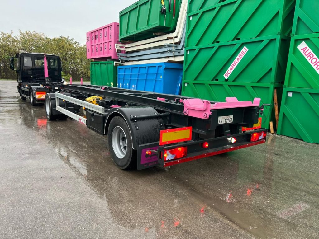 ATLAS RIMORCHIO ATLAS SCARRABILE - Multiliftes/ Konténerszállító pótkocsi: 1 kép. ATLAS RIMORCHIO ATLAS SCARRABILE - Multiliftes/ Konténerszállító pótkocsi: 1 kép.