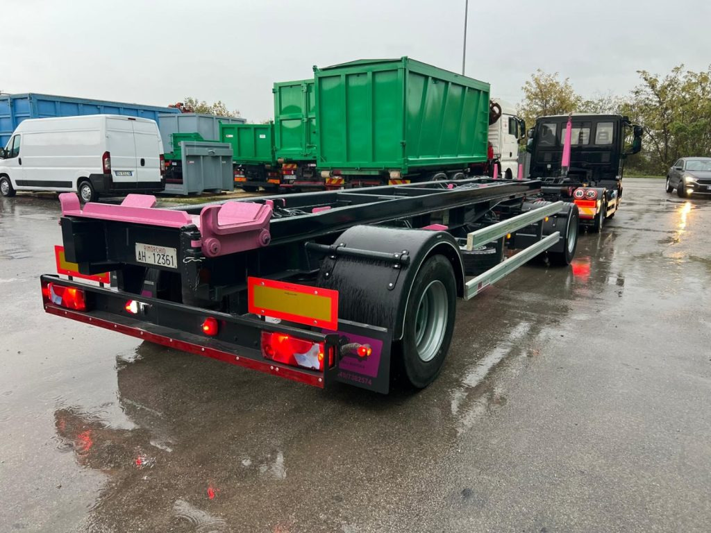 ATLAS RIMORCHIO ATLAS SCARRABILE - Multiliftes/ Konténerszállító pótkocsi: 2 kép. ATLAS RIMORCHIO ATLAS SCARRABILE - Multiliftes/ Konténerszállító pótkocsi: 2 kép.