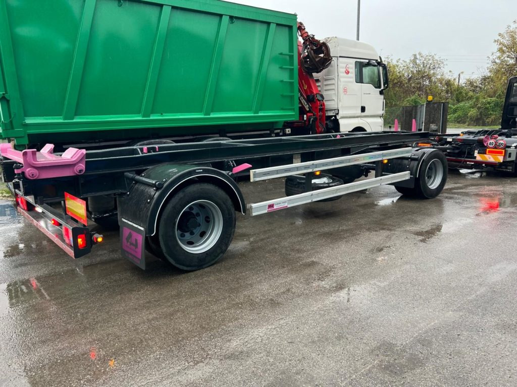 ATLAS RIMORCHIO ATLAS SCARRABILE - Multiliftes/ Konténerszállító pótkocsi: 4 kép. ATLAS RIMORCHIO ATLAS SCARRABILE - Multiliftes/ Konténerszállító pótkocsi: 4 kép.