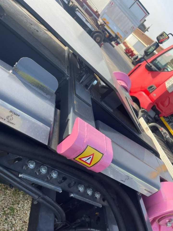 BLOCCAGGIO POSTERIORE ESTERNO - Karosszéria és külső - Teherautó: 2 kép. BLOCCAGGIO POSTERIORE ESTERNO - Karosszéria és külső - Teherautó: 2 kép.