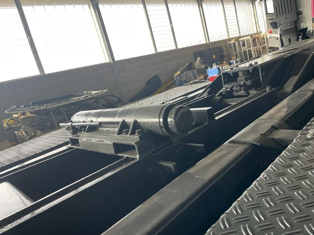 BLOCCAGGIO POSTERIORE INTERNO CON 2 PISTONI - Karosszéria és külső - Teherautó: 1 kép. BLOCCAGGIO POSTERIORE INTERNO CON 2 PISTONI - Karosszéria és külső - Teherautó: 1 kép.