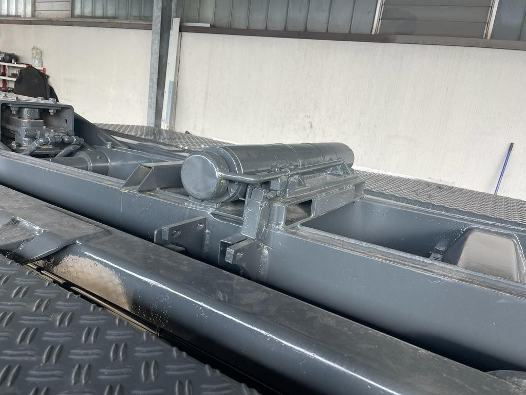 BLOCCAGGIO POSTERIORE INTERNO CON 2 PISTONI - Karosszéria és külső - Teherautó: 2 kép. BLOCCAGGIO POSTERIORE INTERNO CON 2 PISTONI - Karosszéria és külső - Teherautó: 2 kép.