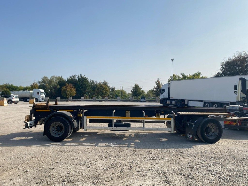 CARDI RIMORCHIO CARDI SCARRABILE PNEUMATICO - Multiliftes/ Konténerszállító pótkocsi: 4 kép. CARDI RIMORCHIO CARDI SCARRABILE PNEUMATICO - Multiliftes/ Konténerszállító pótkocsi: 4 kép.