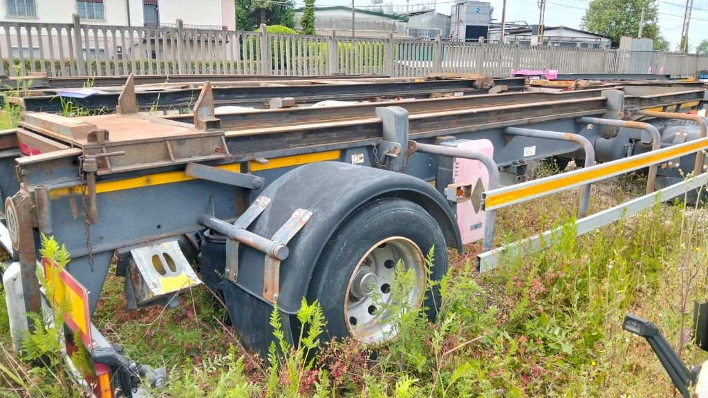 CARDI RIMORCHIO CARDI SCARRABILE PNEUMATICO - Multiliftes/ Konténerszállító pótkocsi: 3 kép. CARDI RIMORCHIO CARDI SCARRABILE PNEUMATICO - Multiliftes/ Konténerszállító pótkocsi: 3 kép.