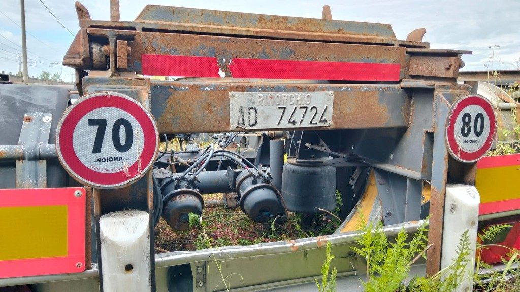 CARDI RIMORCHIO CARDI SCARRABILE PNEUMATICO - Multiliftes/ Konténerszállító pótkocsi: 4 kép. CARDI RIMORCHIO CARDI SCARRABILE PNEUMATICO - Multiliftes/ Konténerszállító pótkocsi: 4 kép.