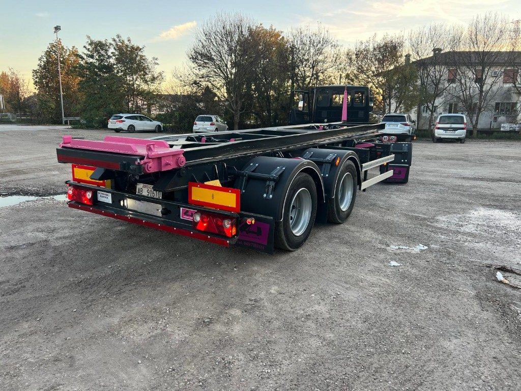 CARDI RIMORCHIO CARDI SCARRABILE RIBALTABILE - Multiliftes/ Konténerszállító pótkocsi: 1 kép. CARDI RIMORCHIO CARDI SCARRABILE RIBALTABILE - Multiliftes/ Konténerszállító pótkocsi: 1 kép.