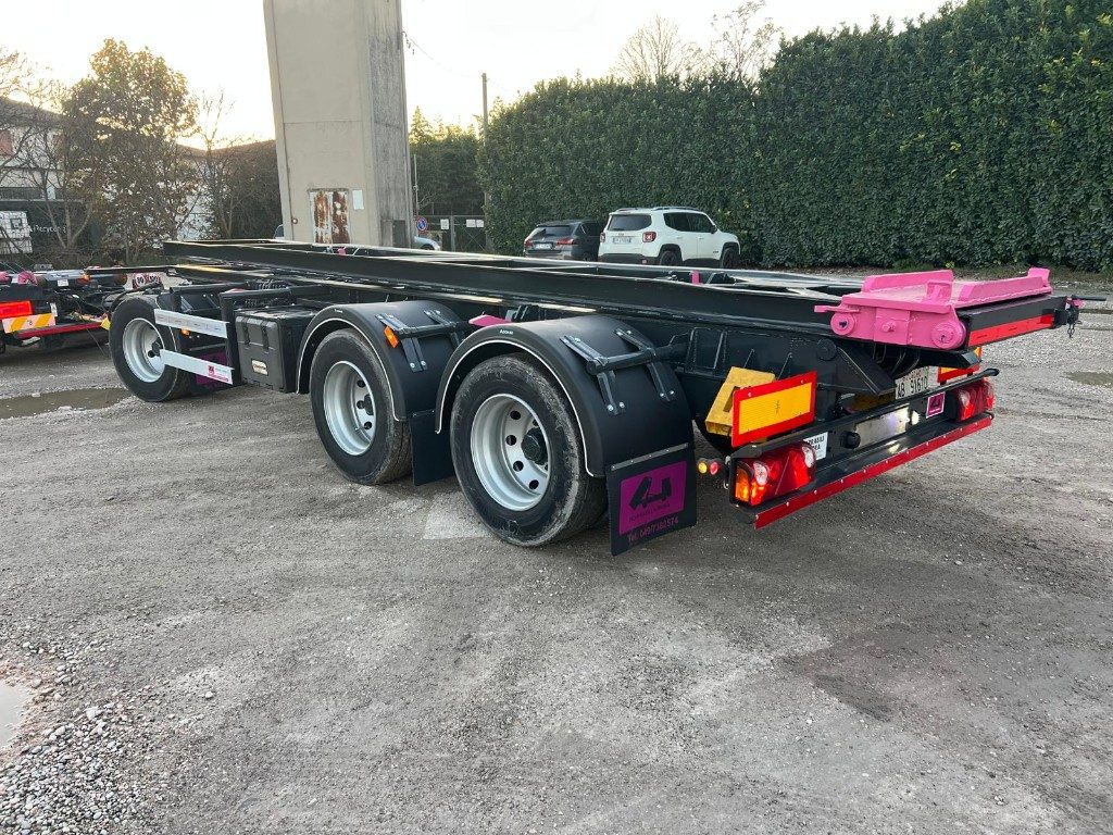 CARDI RIMORCHIO CARDI SCARRABILE RIBALTABILE - Multiliftes/ Konténerszállító pótkocsi: 2 kép. CARDI RIMORCHIO CARDI SCARRABILE RIBALTABILE - Multiliftes/ Konténerszállító pótkocsi: 2 kép.