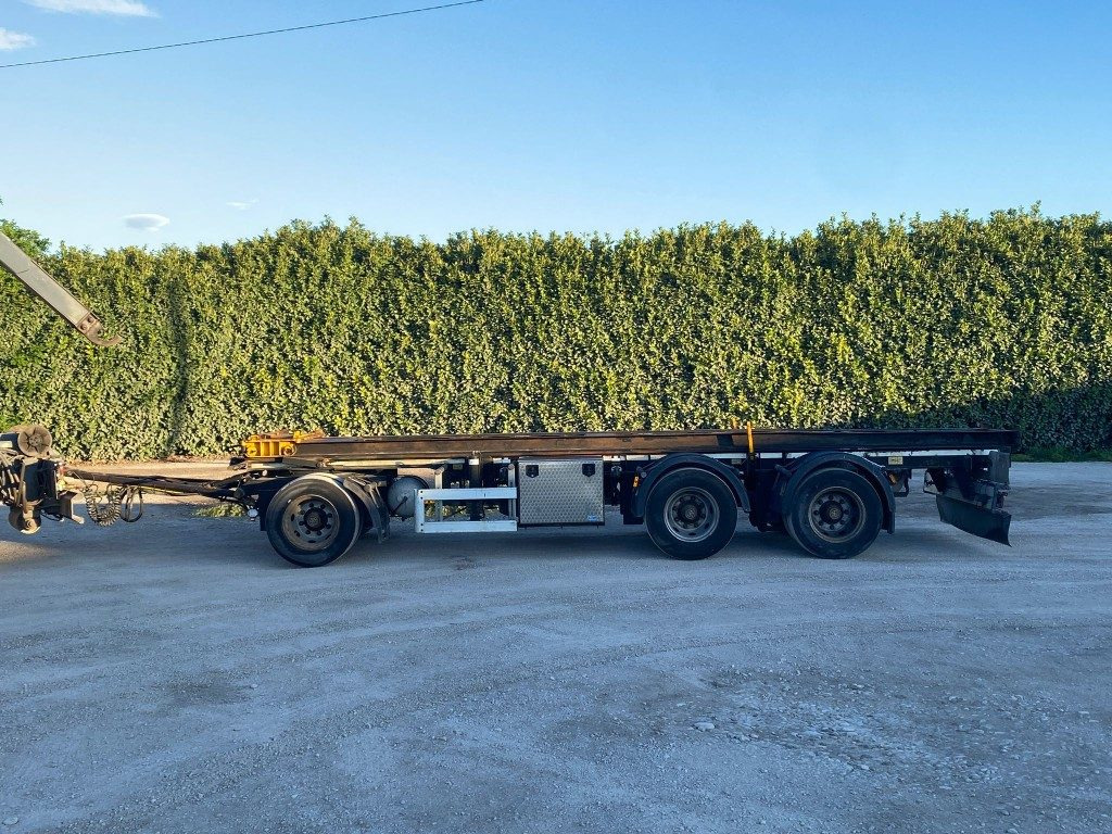 CARDI RIMORCHIO CARDI SCARRABILE RIBALTABILE PNEUMATICO - Multiliftes/ Konténerszállító pótkocsi: 3 kép. CARDI RIMORCHIO CARDI SCARRABILE RIBALTABILE PNEUMATICO - Multiliftes/ Konténerszállító pótkocsi: 3 kép.