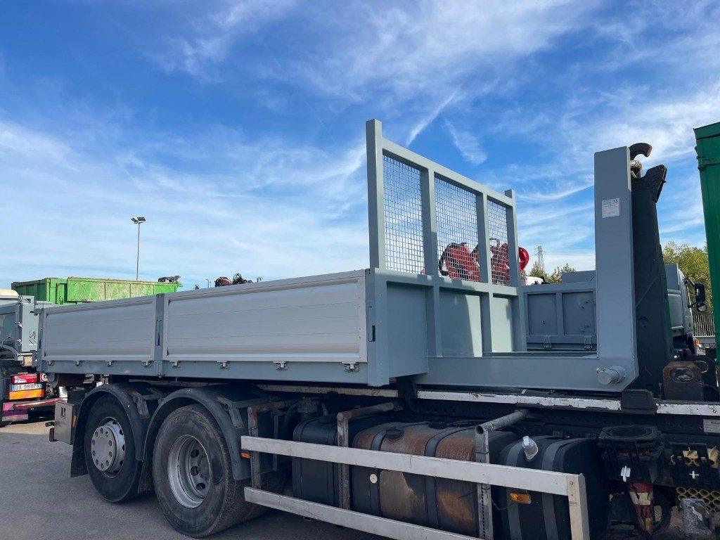 CONTAINER SCARRABILE NUOVO A PIANALE CON SPONDE - Multiliftes konténer: 1 kép. CONTAINER SCARRABILE NUOVO A PIANALE CON SPONDE - Multiliftes konténer: 1 kép.
