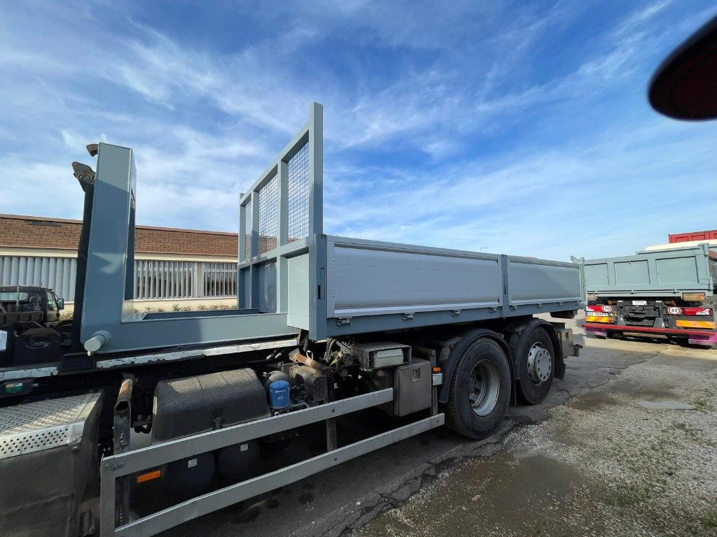 CONTAINER SCARRABILE NUOVO A PIANALE CON SPONDE - Multiliftes konténer: 3 kép. CONTAINER SCARRABILE NUOVO A PIANALE CON SPONDE - Multiliftes konténer: 3 kép.