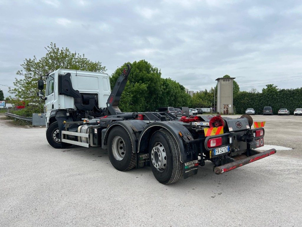 DAF CF480 SCARRABILE - Horgos rakodó teherautó: 3 kép. DAF CF480 SCARRABILE - Horgos rakodó teherautó: 3 kép.