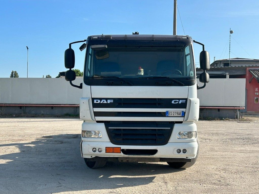 DAF CF85 SCARRABILE - Horgos rakodó teherautó: 2 kép. DAF CF85 SCARRABILE - Horgos rakodó teherautó: 2 kép.