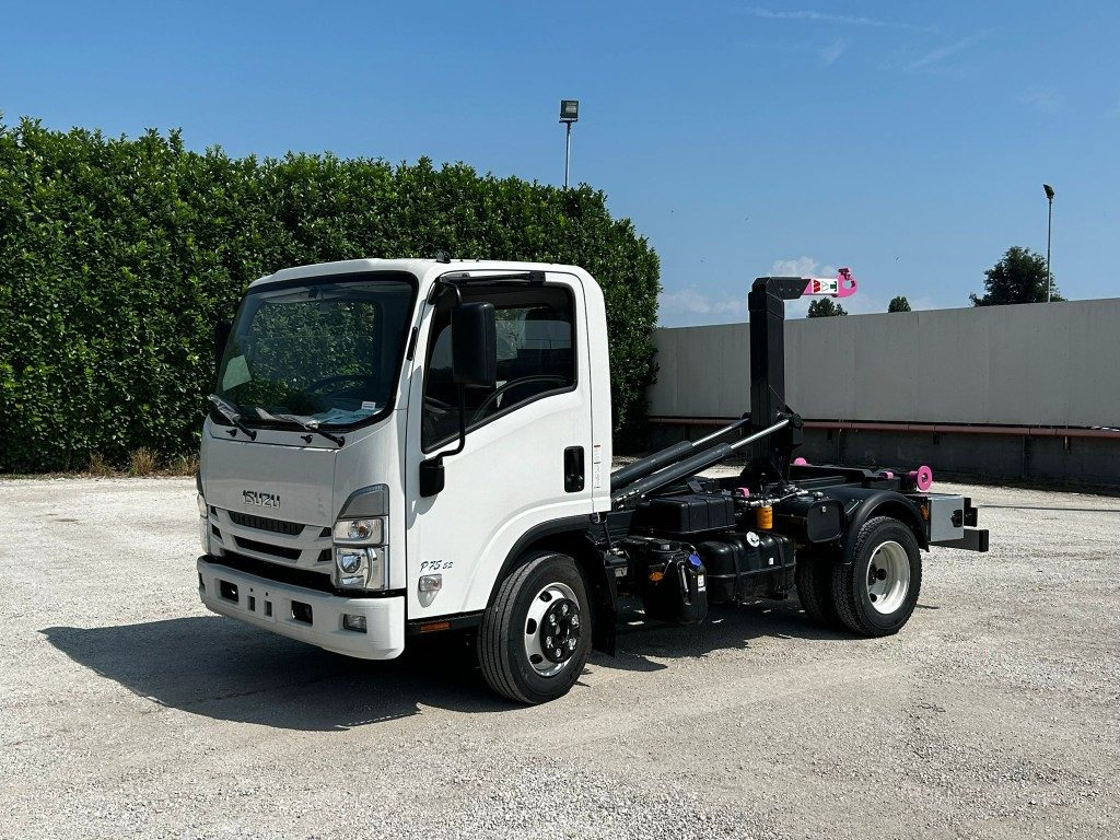 ISUZU P75 NUOVO SCARRABILE - Horgos rakodó teherautó: 1 kép. ISUZU P75 NUOVO SCARRABILE - Horgos rakodó teherautó: 1 kép.