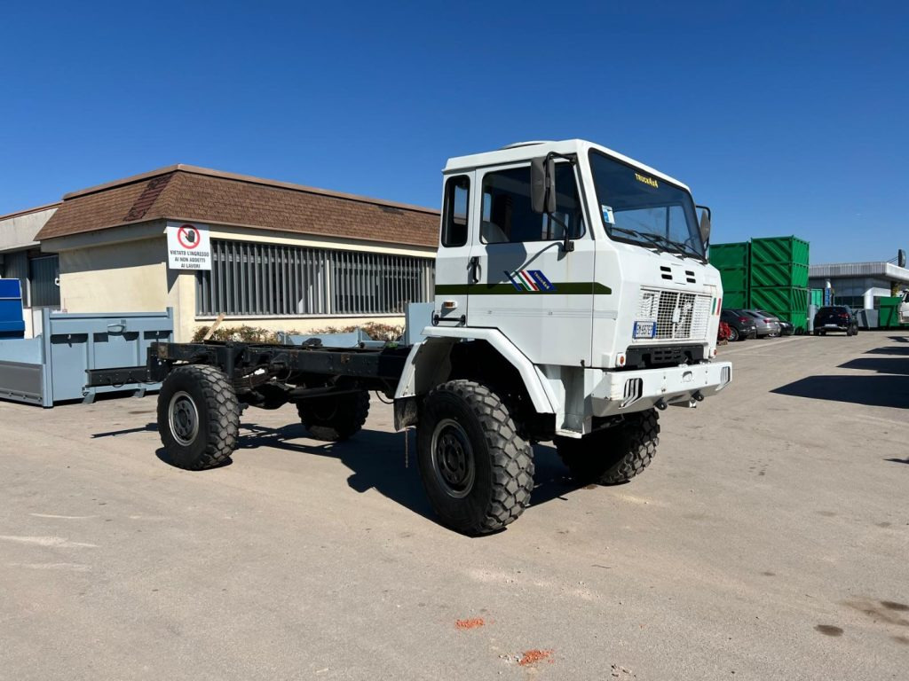 IVECO 100 4X4 BALESTRATO ANTERIORE E POSTERIO - Alvaz teherautó: 3 kép. IVECO 100 4X4 BALESTRATO ANTERIORE E POSTERIO - Alvaz teherautó: 3 kép.