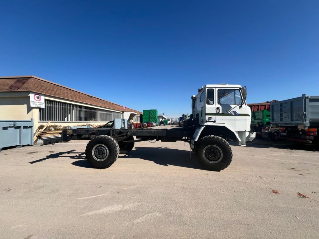 IVECO 100 4X4 BALESTRATO ANTERIORE E POSTERIO - Alvaz teherautó: 4 kép. IVECO 100 4X4 BALESTRATO ANTERIORE E POSTERIO - Alvaz teherautó: 4 kép.