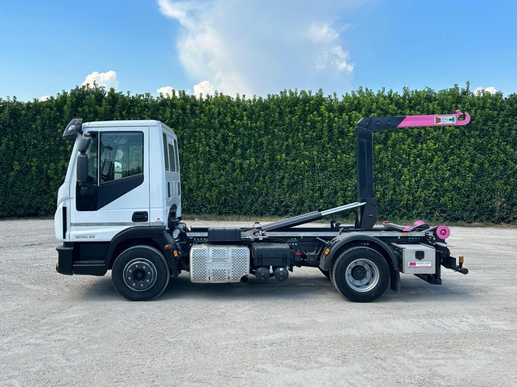 IVECO 120EL22 CON SCARRABILE NUOVO - Horgos rakodó teherautó: 4 kép. IVECO 120EL22 CON SCARRABILE NUOVO - Horgos rakodó teherautó: 4 kép.