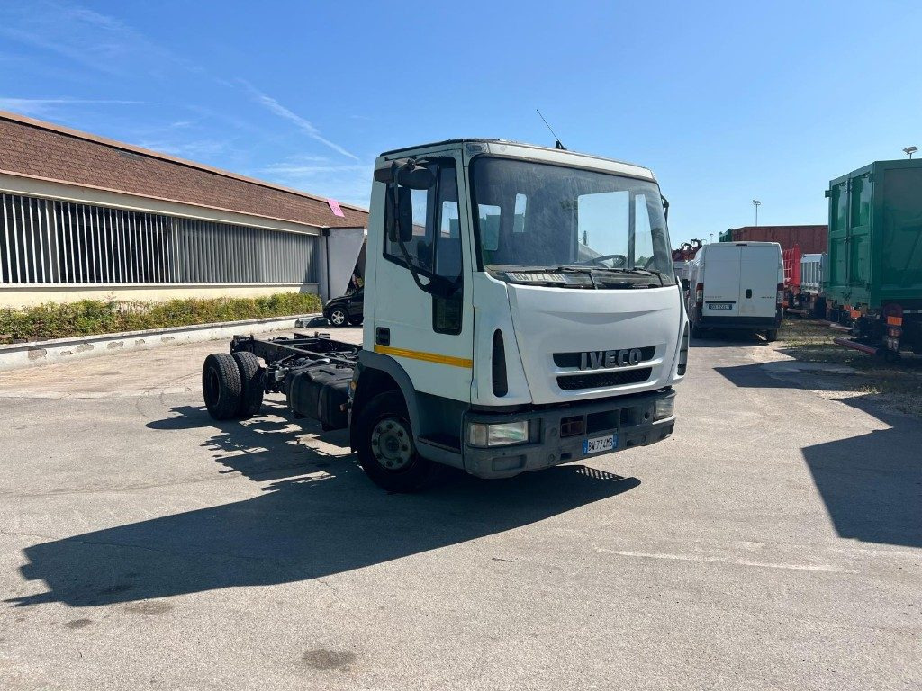 IVECO 80E15 A TELAIO - Alvaz teherautó: 2 kép. IVECO 80E15 A TELAIO - Alvaz teherautó: 2 kép.