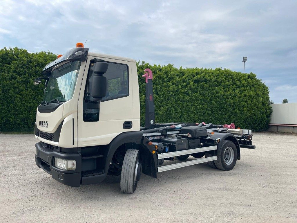 IVECO EUROCARGO 120E22 SCARRABILE - Horgos rakodó teherautó: 1 kép. IVECO EUROCARGO 120E22 SCARRABILE - Horgos rakodó teherautó: 1 kép.